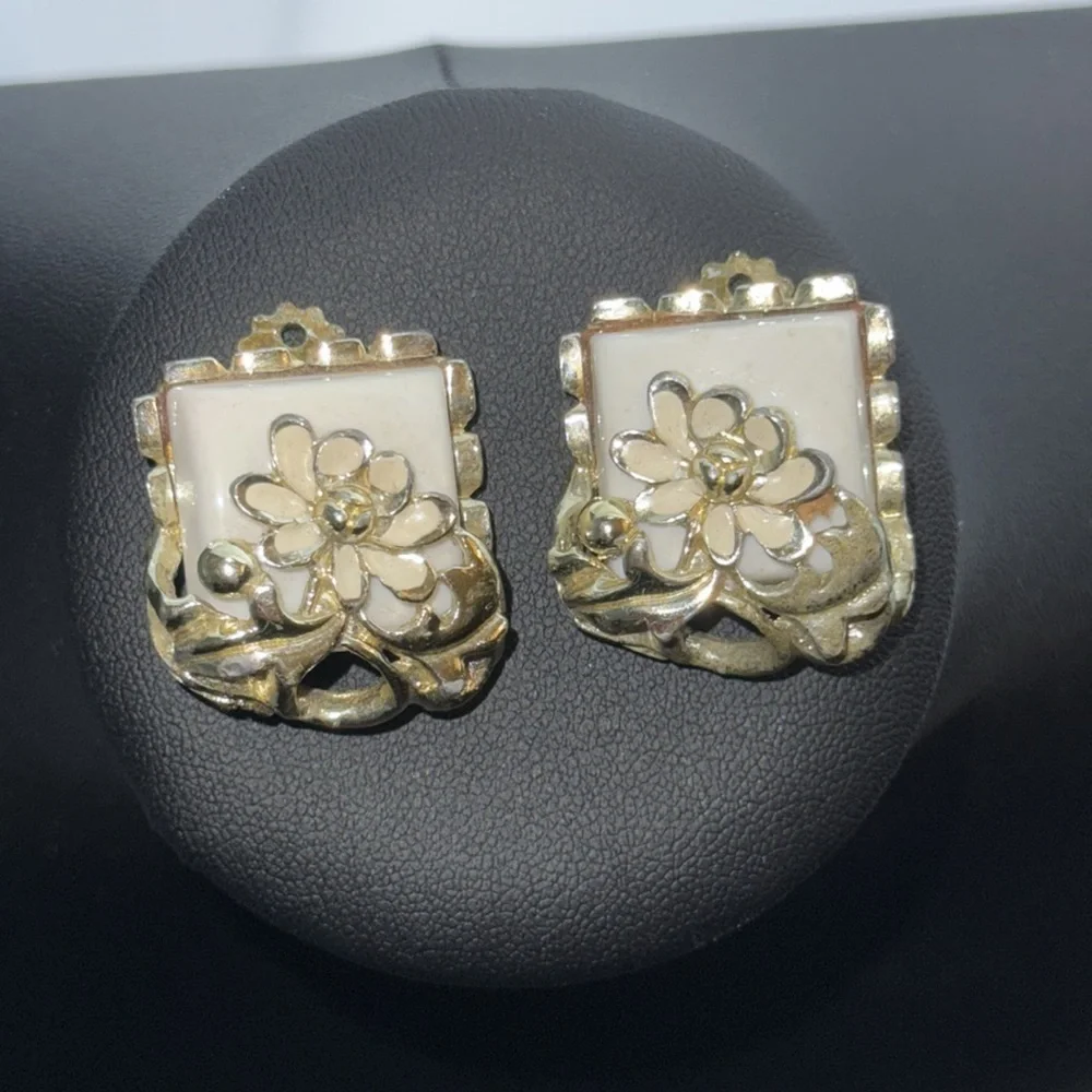 Vintage statement art deco oversized white gold tone flower clip on earrings